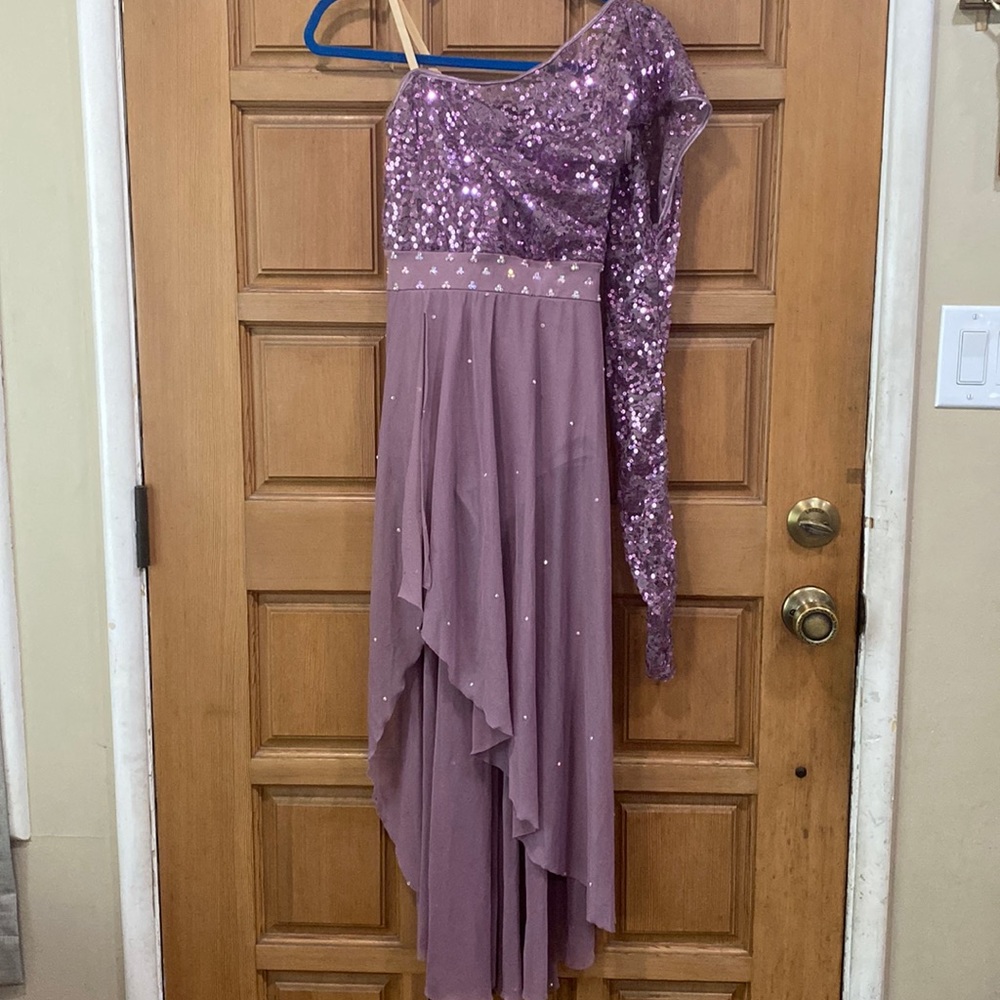 One sleeve dance costume.